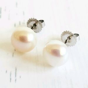 ⚫ Freshwater Cultured Pearl Button Earrings